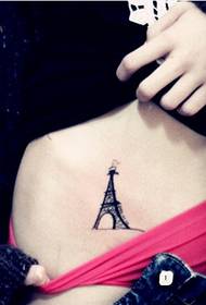 merginos pilvas Paryžiaus Eifelio bokšto graži tatuiruotė