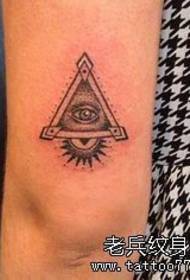 un braç del patró del tatuatge dels ulls