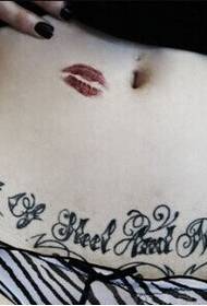 super sexy módní dívka malé břicho červené rty dopis tetování