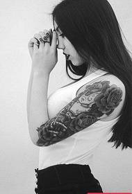 kobieta ramię wzór tatuażu osobowości