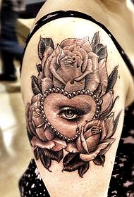 Recommander un travail de tatouage rose amour gros bras