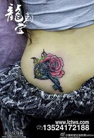 vakkert malt nøkkel rose tatoveringsmønster