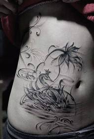 ženské brucho pekne vyzerajúce atramentové tetovanie
