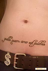 Latijnse tatoeage onder de navel