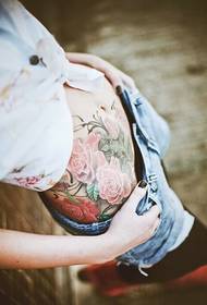 Bukuroshja e vajzës së modës tatuazh i tatuazheve me lule
