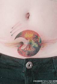 Tatuaje creativo de grúa y luna combinada