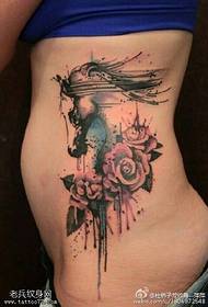 Uzorak ruže tetovaža u stilu tinte