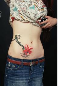 Bela abdomeno bela kaj bela aspekto de la alia flanko de la floro tatuaje ŝablono