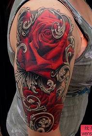 Wêneyê Tattoo nîşanî armê jinê ya Ewrûpa û Amerîkî sêwirana sêwî ya Rose