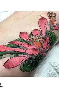 karın bir lotus çiçeği dövme deseni boyalı