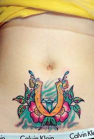 tatuaje abdominal creativo de flores de diamantes