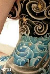 Узорак тетоваже воденог таласа на трбуху
