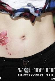 美しい赤い花のタトゥーパターン