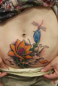 patró de tatuatge de lotus que cobreix la cicatriu de la cesària