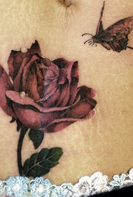 Patrón de tatuaxe de mariposa rosa vermella de sangue abdominal