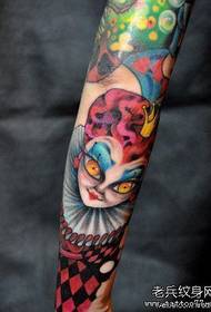 La barra dello spettacolo del tatuaggio ha raccomandato un modello di tatuaggio a colori del braccio