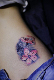trbuh ljepote lijep i divan cvijet sa zvjezdanim uzorkom tetovaža