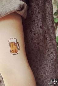 un modello di tatuaggio con boccale di birra a braccio