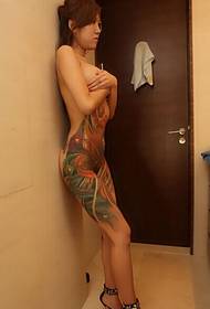 foto tatuazh feniks me ngjyra që mbulon tërë barkun