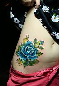 شکم زن عکس الگوی تاتو بسیار زیبا به نظر می رسد گل رز