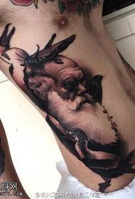 Bauch des alten Mannes Tattoo-Muster