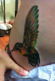 Pisan awéwé Abdomen pola tato hummingbird leutik