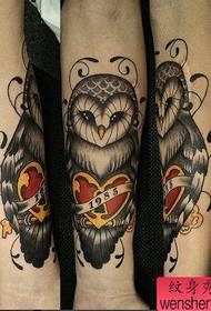 ein Arm schwarz graue Eule Tattoo-Muster