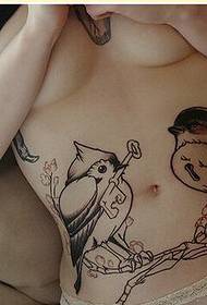 muoti seksikäs naisen vatsa luova niellä tatuointi