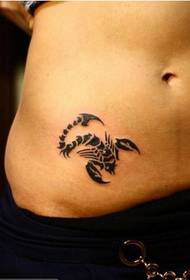 dievča brucho totem škorpión tetovanie vzor obrázok