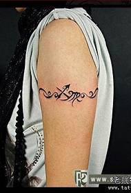 modello del tatuaggio del totem della freccia di amore del braccio maschio