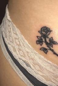Tattoo kleng rose Meedchen Bauch schwaarz rose Tattoo Bild