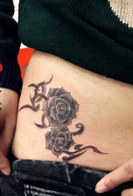 красота талия черно сива роза татуировка