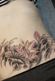 Nuoren naisen vatsassa venytetty lotus flower tatuointi kansi