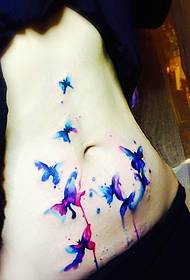 Il modello del tatuaggio dell'acquerello sull'addome della ragazza è molto bello
