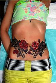 mode meisje buik knap pistool roos tattoo patroon foto