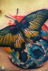 patrón de tatuaje de calavera y mariposa de color abdomen