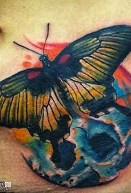 disegno del tatuaggio del cranio e della farfalla colorato addome