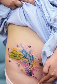 Узорак тетоваже пера у боји трбуха који може прекрити ожиљке