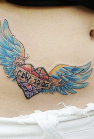 sieviete vēders skaists tautas mīlestības spārnu tetovējums