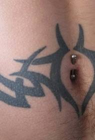 Modello di tatuaggio totem tribale nero addominale