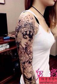 Wzór tatuażu na ramieniu kobiety