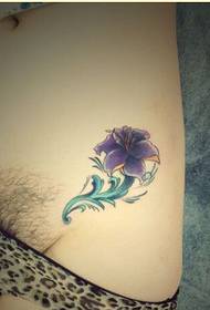 sexig mode flicka buken färg blommig tatuering mönster bild