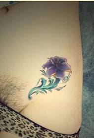 immagine floreale del modello del tatuaggio di colore dell'addome della ragazza sexy di modo