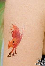 un modello di tatuaggio volpe colorato braccio