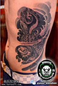 klasikinis dominuojantis gyvatės totemo tatuiruotės modelis