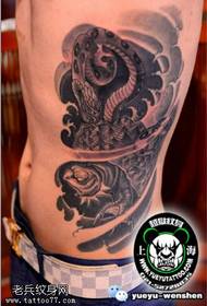 modello di tatuaggio totem serpente prepotente classico