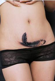 personnalité mode ventre femme plume couverture de tatouage figure de tatouage