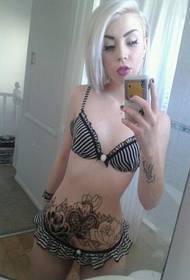 beauté sexy serrure abdominale avec motif de tatouage rose