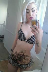 kaendahan seksi Kunci weteng kanthi pola tato mawar