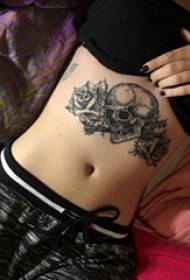 абдомен тетоважа девојче стомак ружа и череп слика за тетоважа